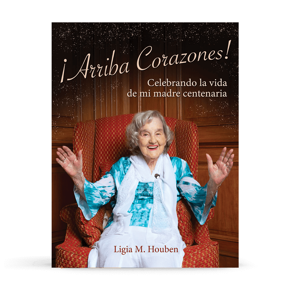 Mujer mayor sonriendo con brazos abiertos, portada del libro "¡Arriba Corazones! Celebrando la vida de mi madre centenaria" de Ligia M. Houben, fondo elegante y acogedor.